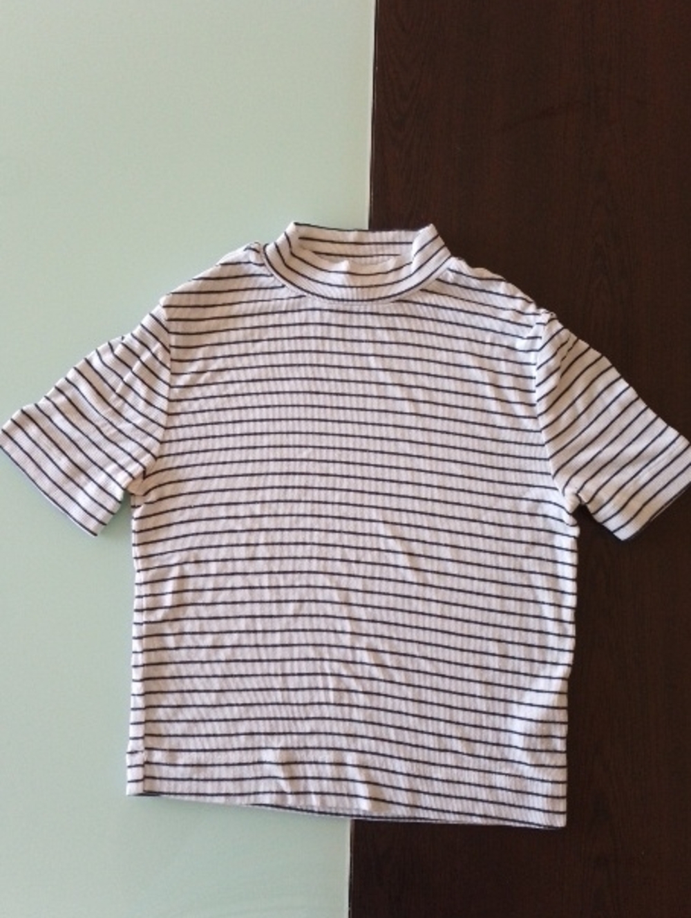Aritzia Babaton Mock Neck Ribbed Top short Sleeves Striped  Size Small